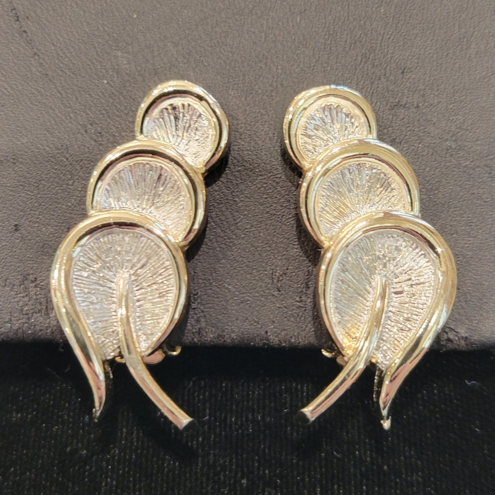 Vintage TARA Signed Light Gold Tone Floral Lily‎ Pad Clip On Earrings